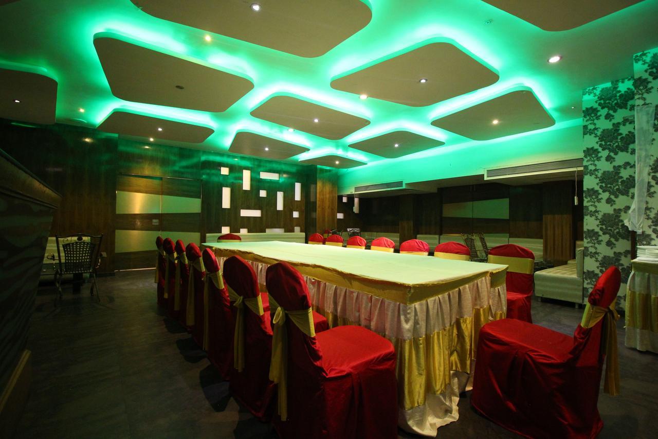 Oyo 8786 Hotel Maan Residency Ahmedabad Exterior foto